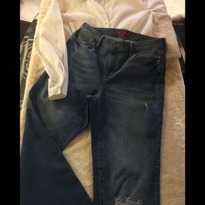 JENNIFER LOPEZ- Blu/ destroyed@ the knee jeans. 12